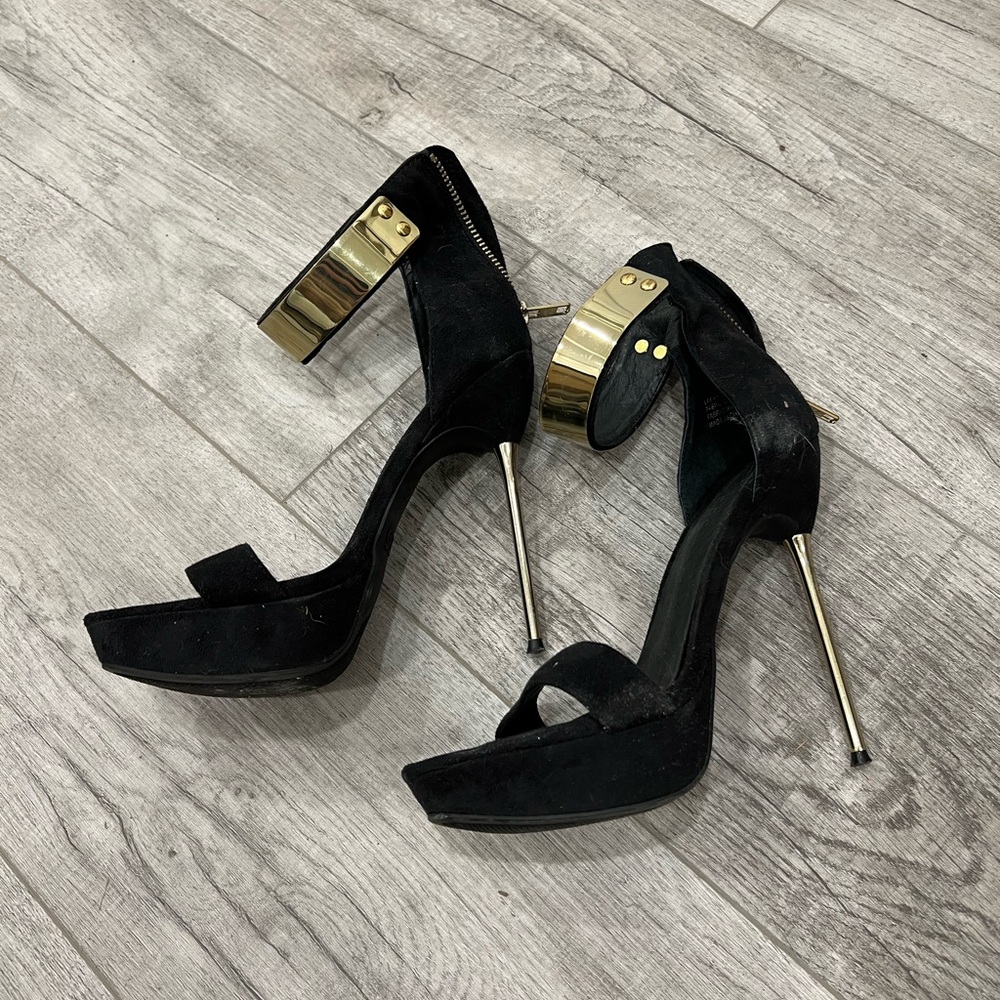 Bakers Layna Black Strap Heels with Gold Ankle Cuff Strap Size 6.5